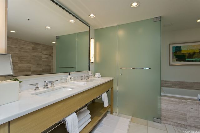 383 Kalaimoku Street 1915, Honolulu, HI 96815