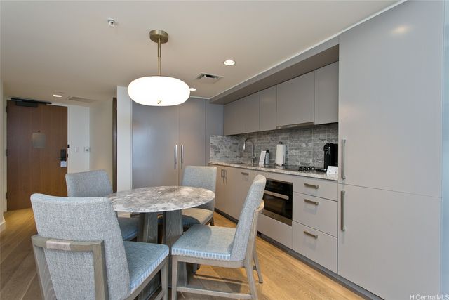 383 Kalaimoku Street 1915, Honolulu, HI 96815