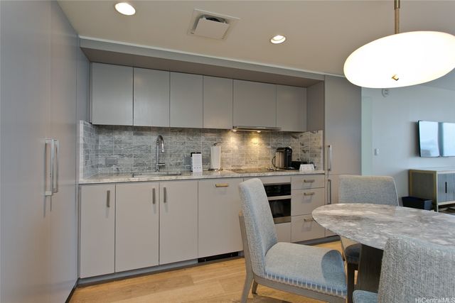 383 Kalaimoku Street 1915, Honolulu, HI 96815