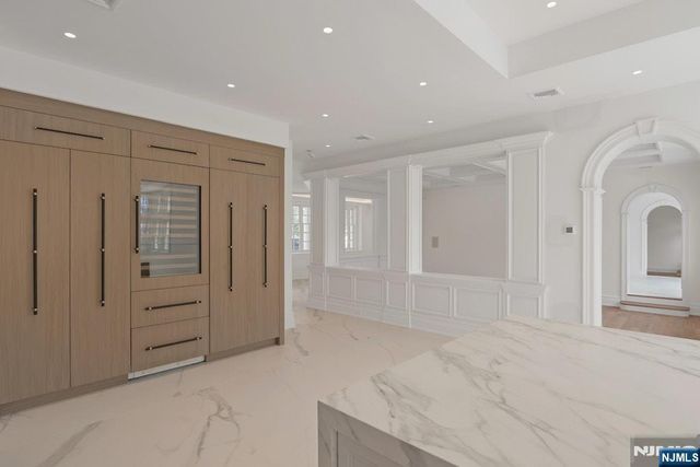 67 Robin Lane, Alpine, NJ 07620