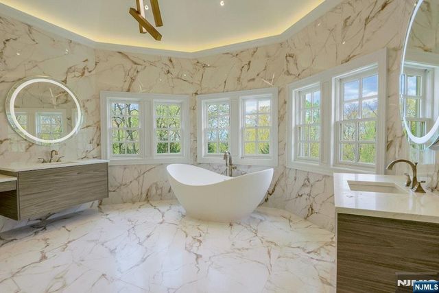 67 Robin Lane, Alpine, NJ 07620