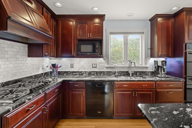 8 Moss Glen Lane, South Burlington, VT 05403