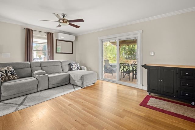 8 Moss Glen Lane, South Burlington, VT 05403