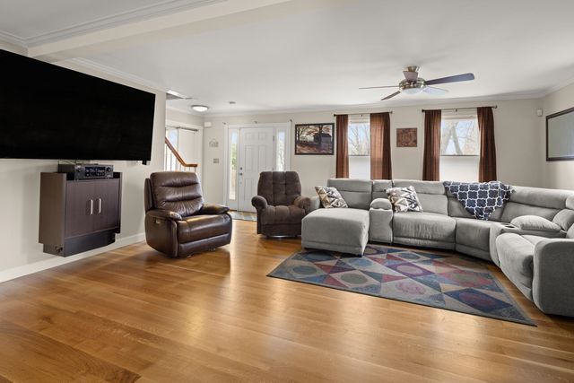 8 Moss Glen Lane, South Burlington, VT 05403