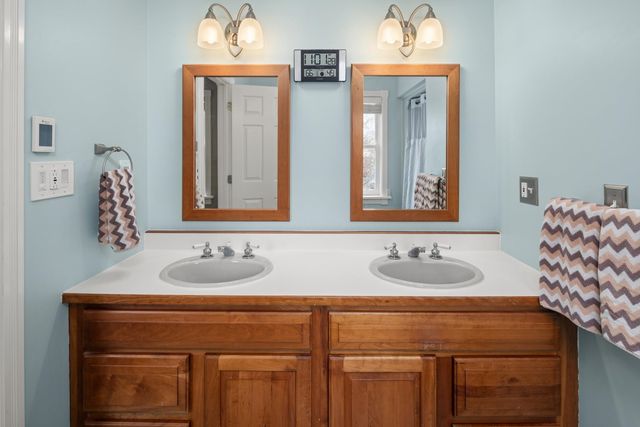 8 Moss Glen Lane, South Burlington, VT 05403