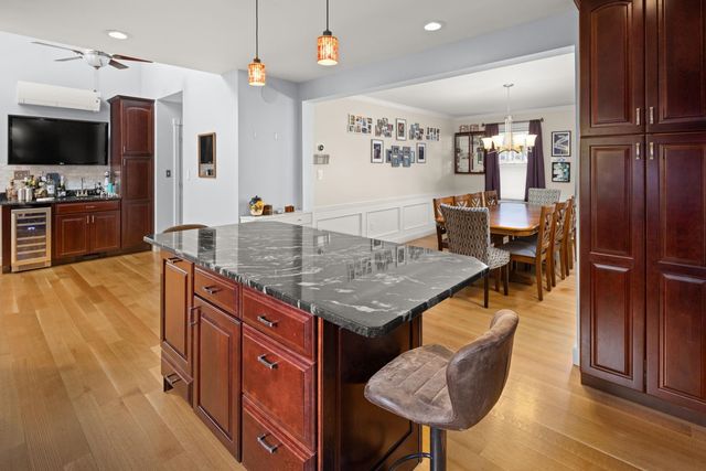 8 Moss Glen Lane, South Burlington, VT 05403