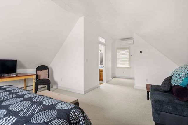 8 Moss Glen Lane, South Burlington, VT 05403