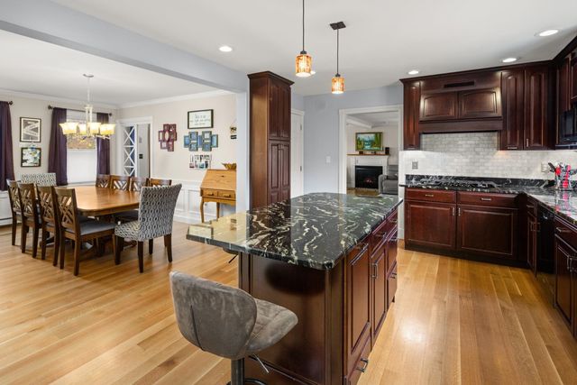 8 Moss Glen Lane, South Burlington, VT 05403