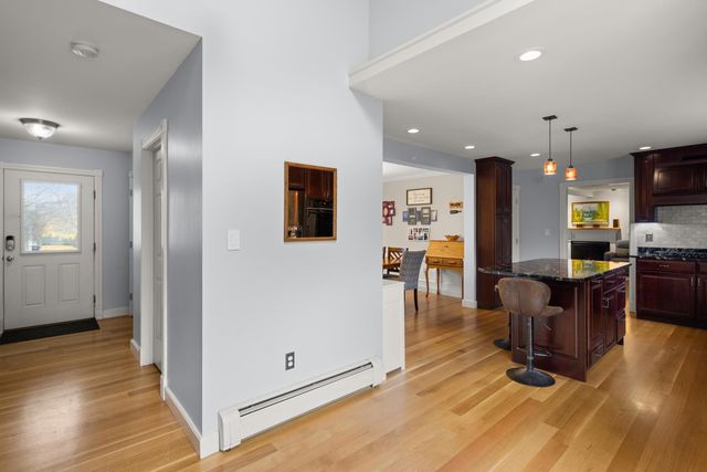 8 Moss Glen Lane, South Burlington, VT 05403