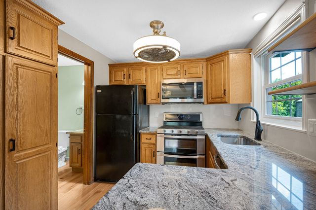 34 Scotty Hollow Dr E, Chelmsford, MA 01863
