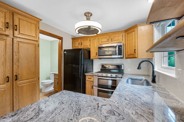 34 Scotty Hollow Dr E, Chelmsford, MA 01863
