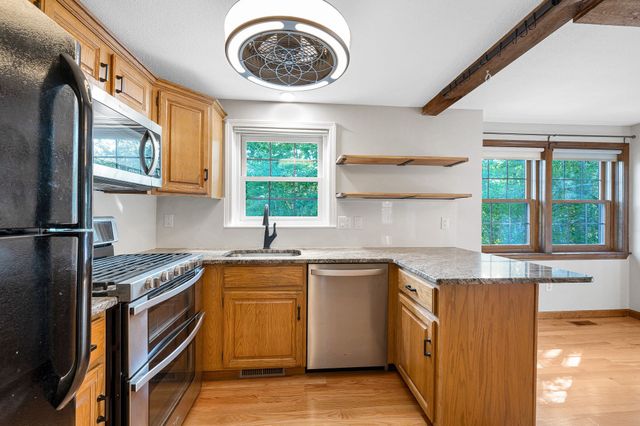 34 Scotty Hollow Dr E, Chelmsford, MA 01863