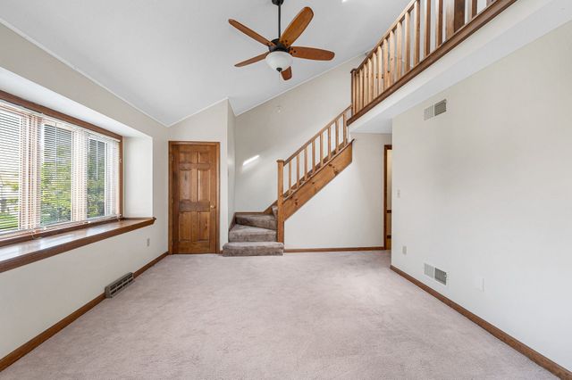 34 Scotty Hollow Dr E, Chelmsford, MA 01863
