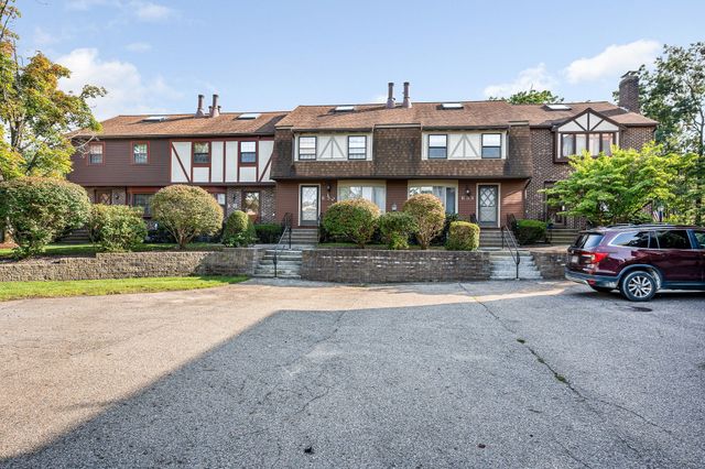 34 Scotty Hollow Dr E, Chelmsford, MA 01863
