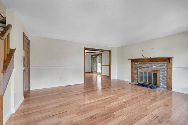 34 Scotty Hollow Dr E, Chelmsford, MA 01863