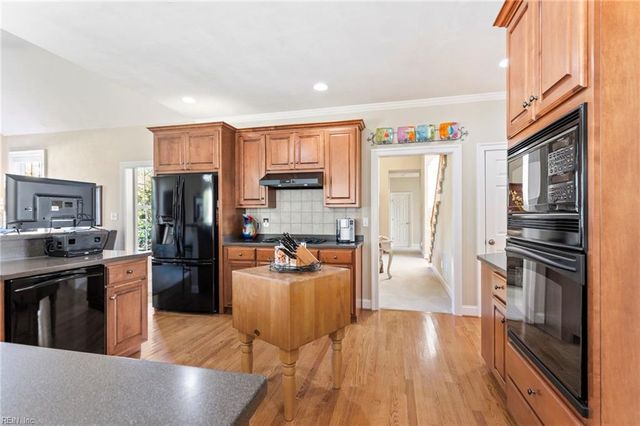 1933 Governors Pointe DR, Suffolk, VA 23436