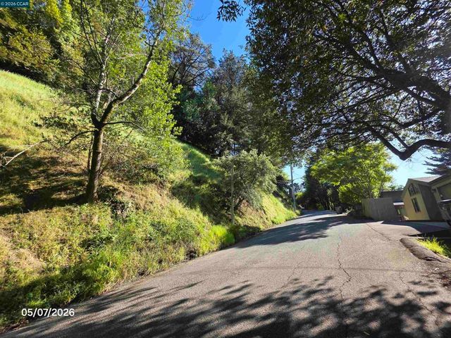6386 Longcroft Dr, Oakland, CA 94603