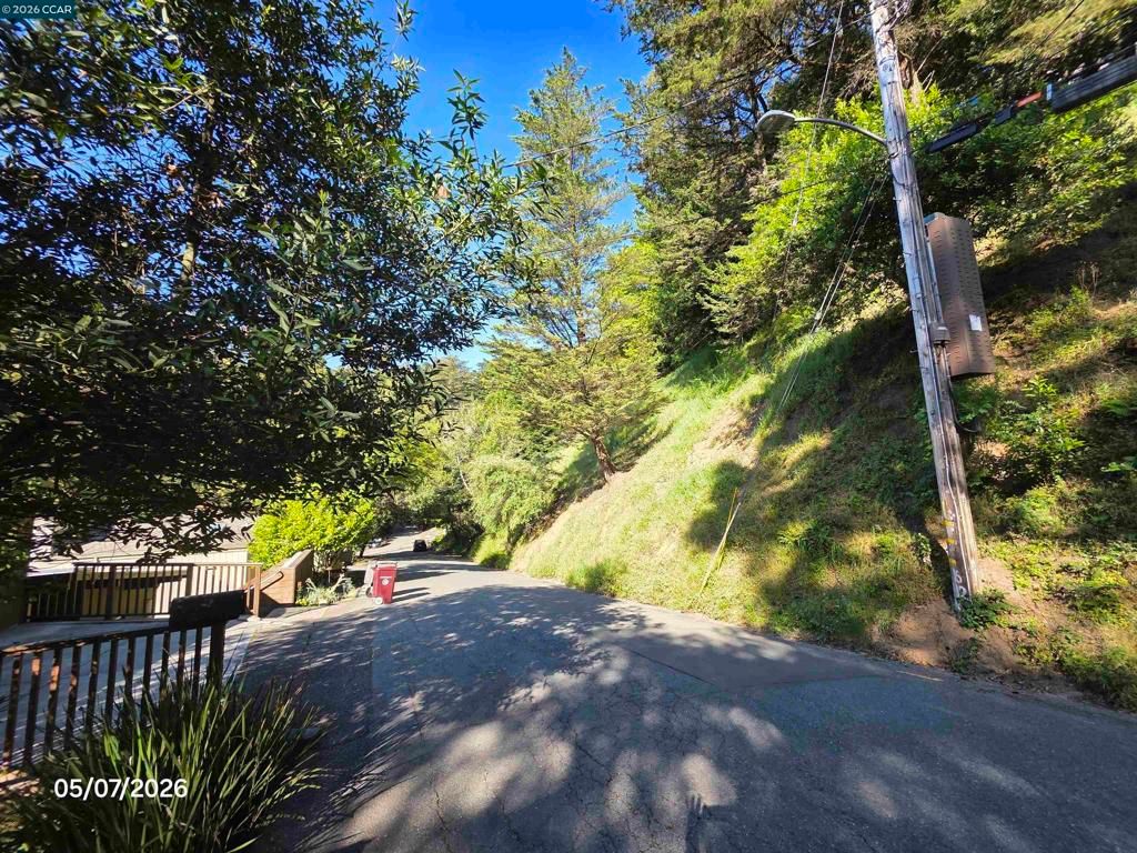 6386 Longcroft Dr, Oakland, CA 94603