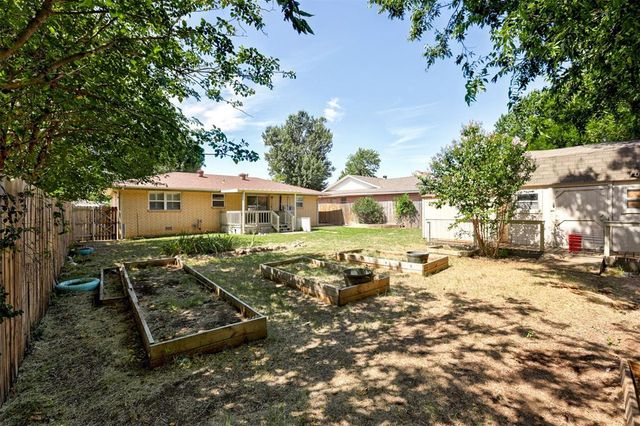 707 Crestmoor Drive, Moore, OK 73160