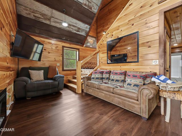 223 Chimney Tops Way, Gatlinburg, TN 37738