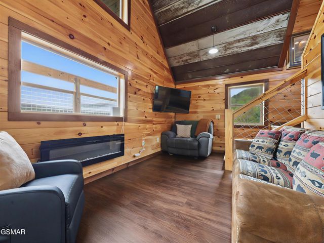 223 Chimney Tops Way, Gatlinburg, TN 37738