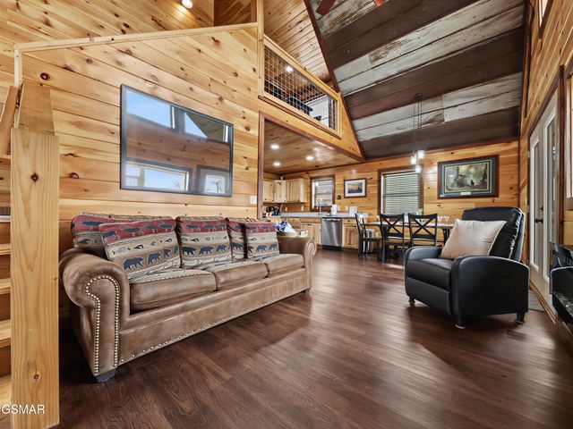 223 Chimney Tops Way, Gatlinburg, TN 37738