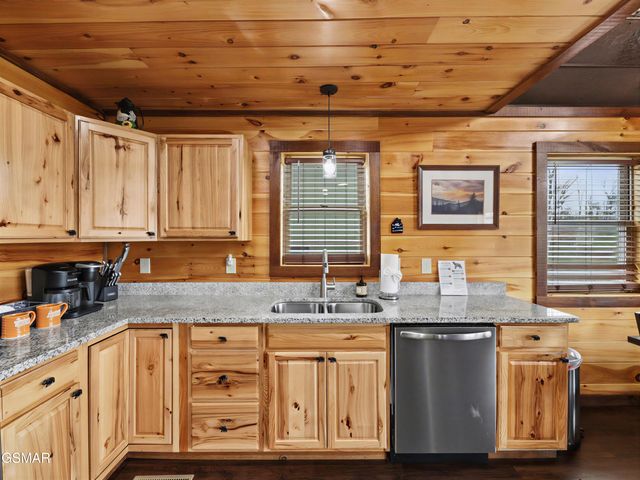 223 Chimney Tops Way, Gatlinburg, TN 37738