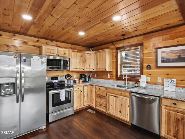 223 Chimney Tops Way, Gatlinburg, TN 37738