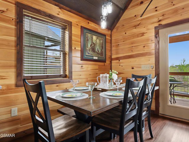 223 Chimney Tops Way, Gatlinburg, TN 37738