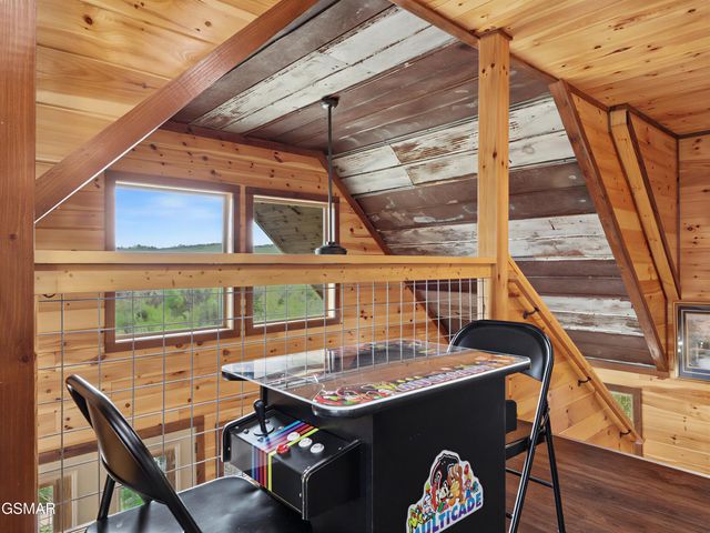 223 Chimney Tops Way, Gatlinburg, TN 37738