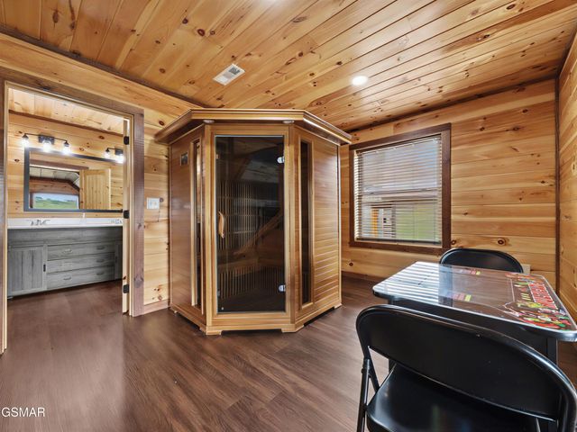 223 Chimney Tops Way, Gatlinburg, TN 37738