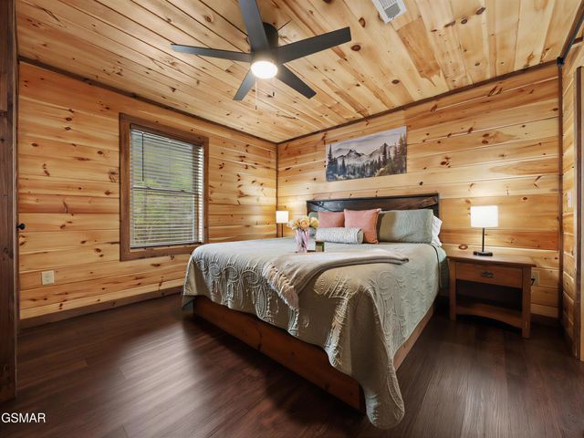 223 Chimney Tops Way, Gatlinburg, TN 37738