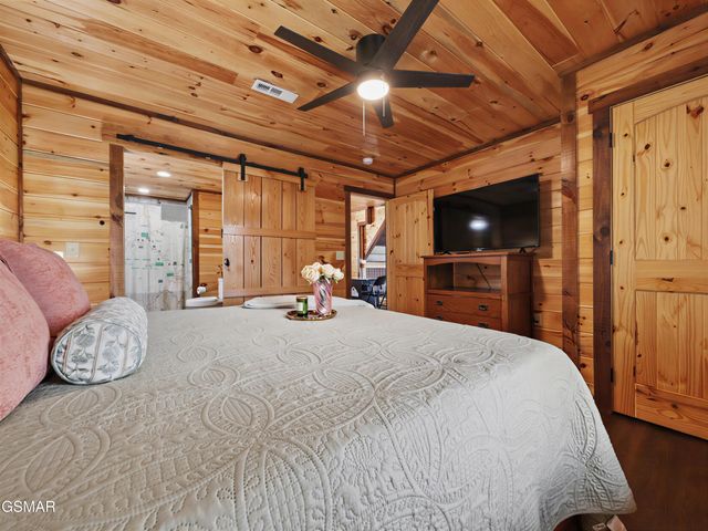 223 Chimney Tops Way, Gatlinburg, TN 37738