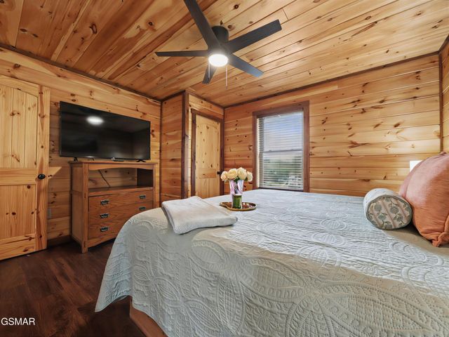 223 Chimney Tops Way, Gatlinburg, TN 37738