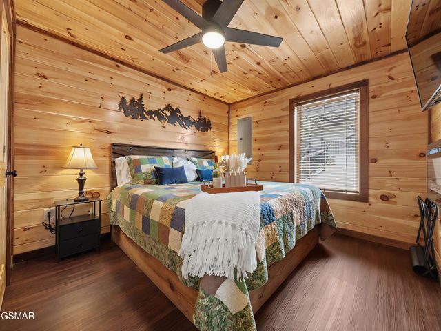 223 Chimney Tops Way, Gatlinburg, TN 37738