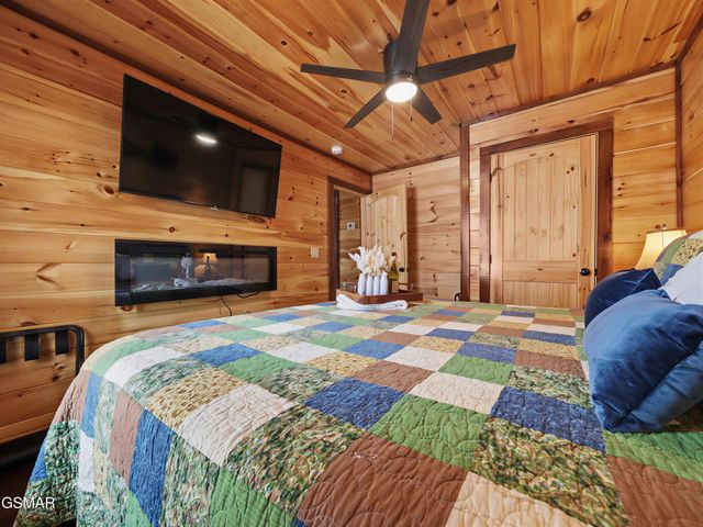 223 Chimney Tops Way, Gatlinburg, TN 37738