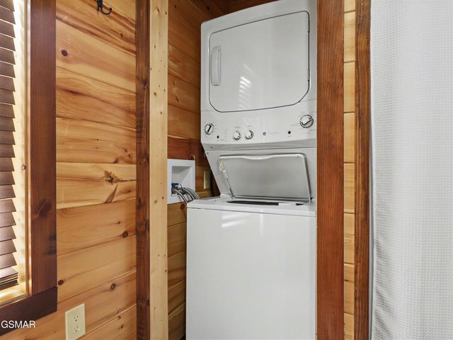 223 Chimney Tops Way, Gatlinburg, TN 37738