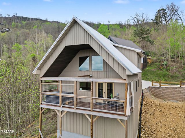 223 Chimney Tops Way, Gatlinburg, TN 37738