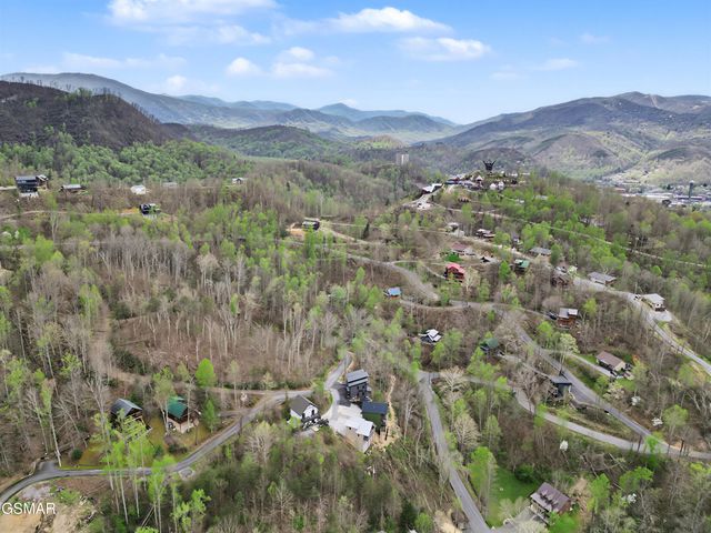 223 Chimney Tops Way, Gatlinburg, TN 37738