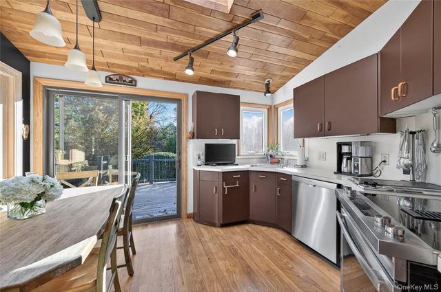 21 Forest Road, Kings Park, NY 11754