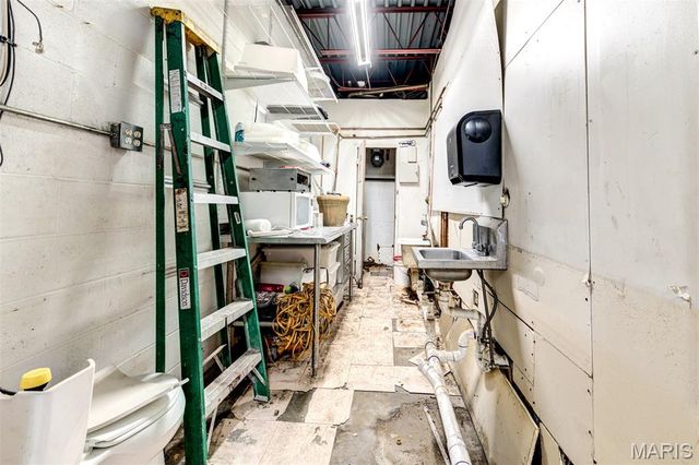 8304 N Broadway, St Louis, MO 63147