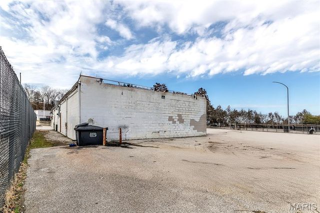 8304 N Broadway, St Louis, MO 63147