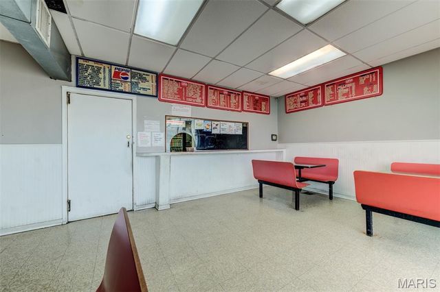 8304 N Broadway, St Louis, MO 63147