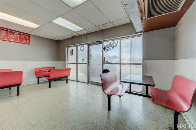 8304 N Broadway, St Louis, MO 63147