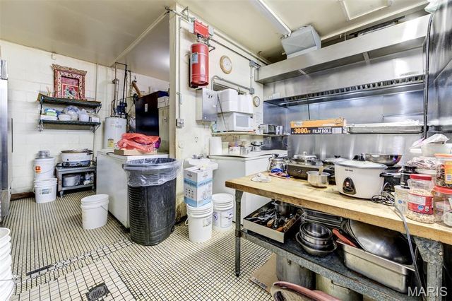 8304 N Broadway, St Louis, MO 63147