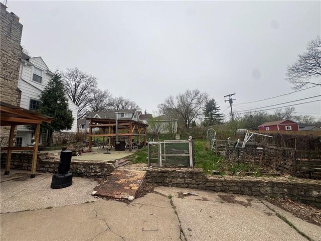 1410 S Broadway Street, Leavenworth, KS 66048