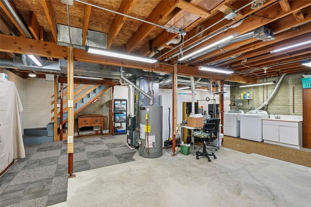 6828 Hickory Lane, Urbandale, IA 50322