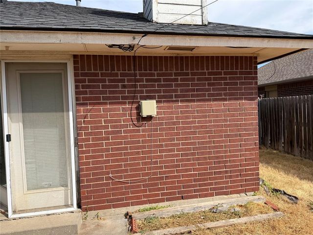 1032 Cambridge Court, Moore, OK 73160