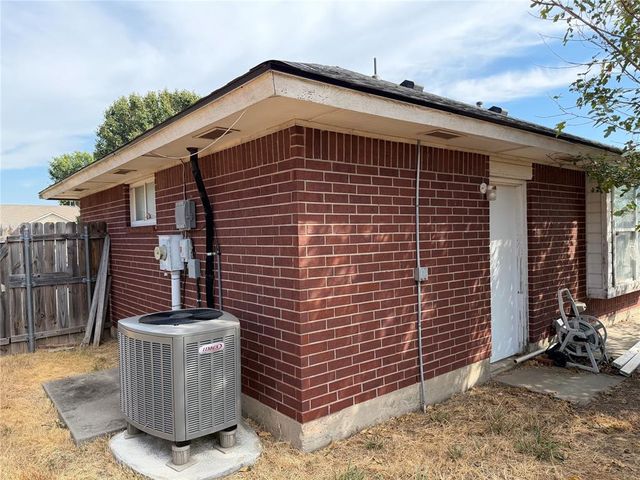 1032 Cambridge Court, Moore, OK 73160