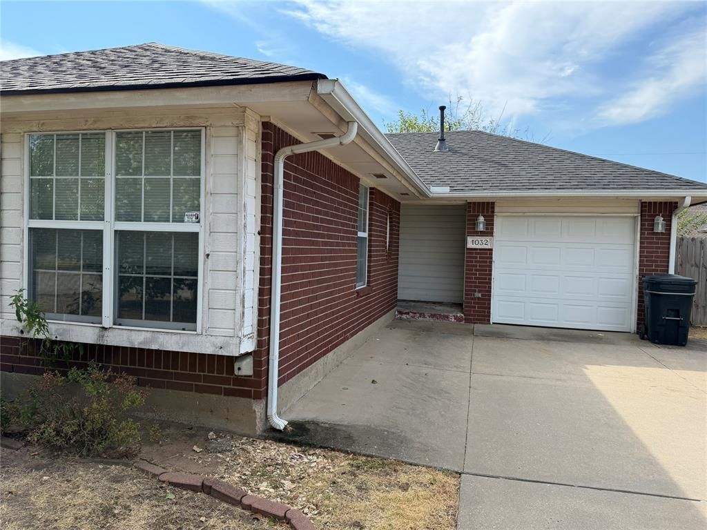 1032 Cambridge Court, Moore, OK 73160